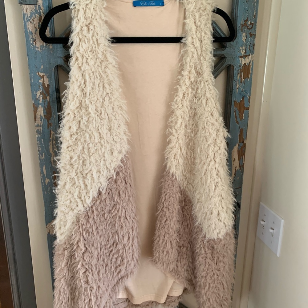 3/$30 Women’s Faux fur vest cream brown small